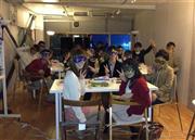 間接照明１つだけの薄暗いなかで開催された「闇コン」＝２０１３（平成２５年）１２月１２日、東京・高田馬場の「１０°ｃａｆｅ」（４大学合同「チームＶＥＳＴ」有志学生記者撮影）