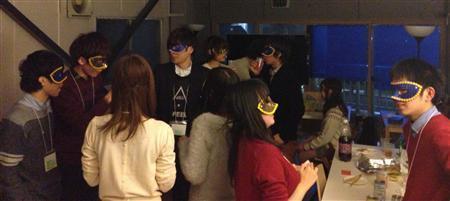 終盤は立食形式で自由に誰とでも話ができる時間を設けた＝２０１３（平成２５）年１２月１２日、東京・高田馬場の「１０°ｃａｆｅ」（４大学合同「チームＶＥＳＴ」有志学生記者撮影）