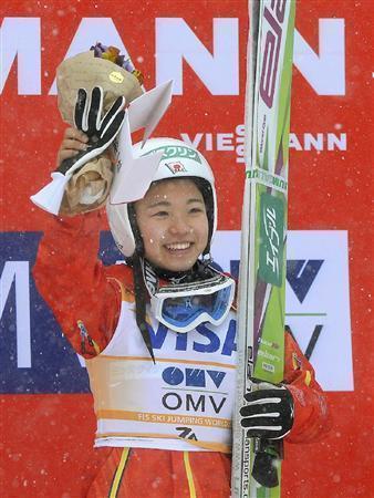 優勝し表彰式で観客の声援に応える高梨沙羅＝２０１４年１月１９日、山形県山形市・蔵王（共同）