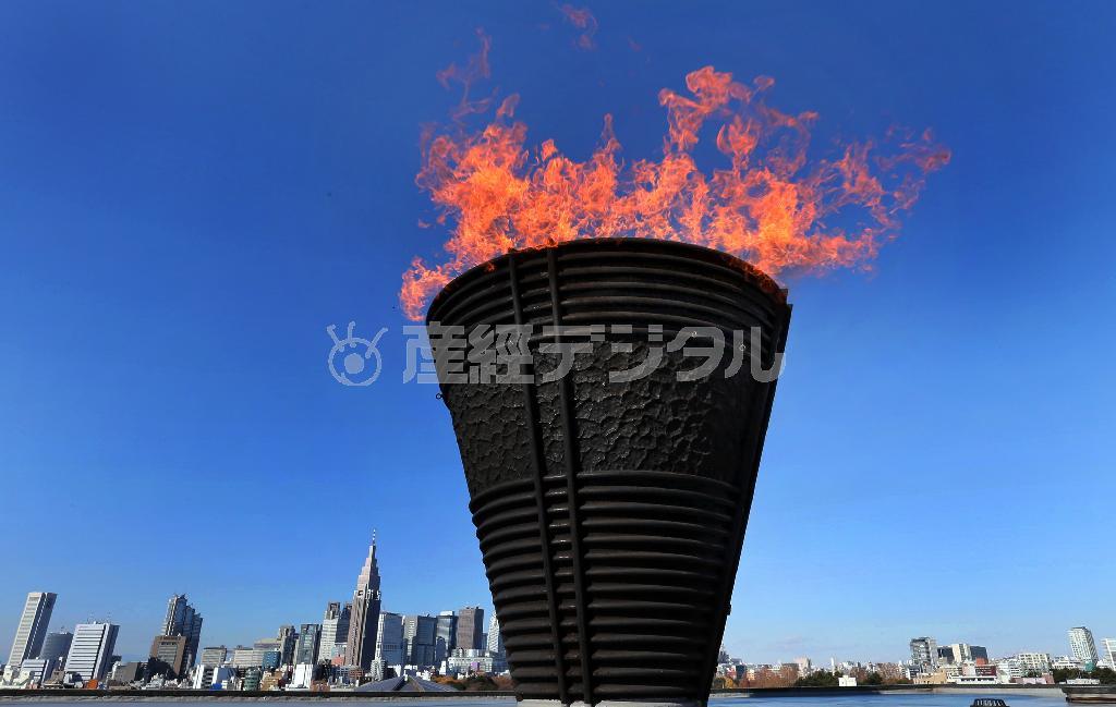 勢いよく燃える聖火の向こうには、新宿副都心が広がる。聖火は東京のシンボルとして、５０年間、さまざまなスポーツを見守り続けた＝２０１３年１２月１５日、東京都新宿区・国立競技場（鈴木健児撮影）