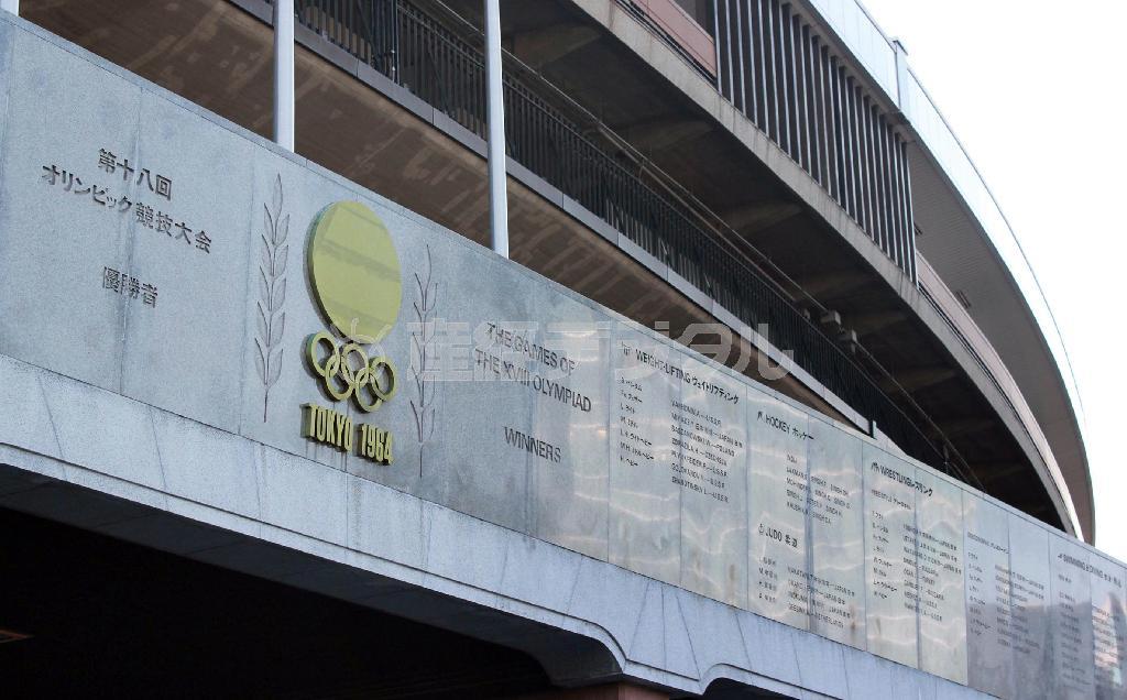 聖火台と共に保存が決まった東京五輪の金メダリストとその国名が刻まれた銘盤＝２０１４年１月８日、東京都新宿区・国立競技場（鈴木健児撮影）