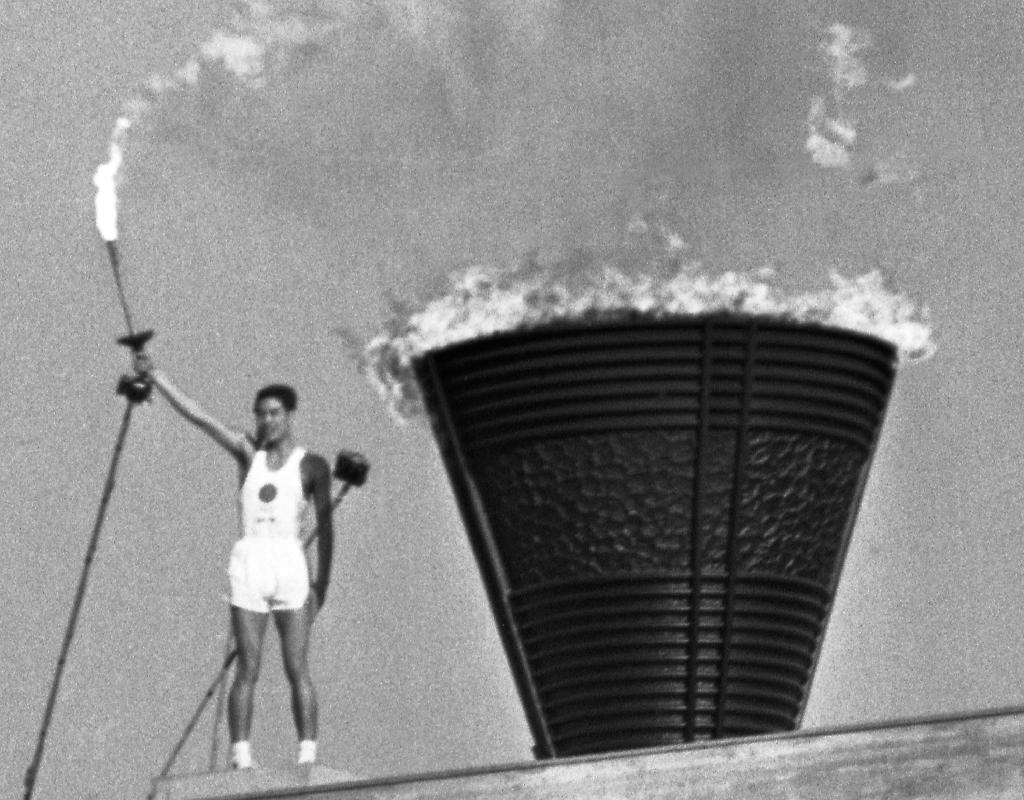 東京五輪開会式で国立競技場の聖火台に最終ランナーの坂井義則さんが聖火を点灯した＝１９６４（昭和３９）年１０月１０日、東京都新宿区（産経新聞撮影）