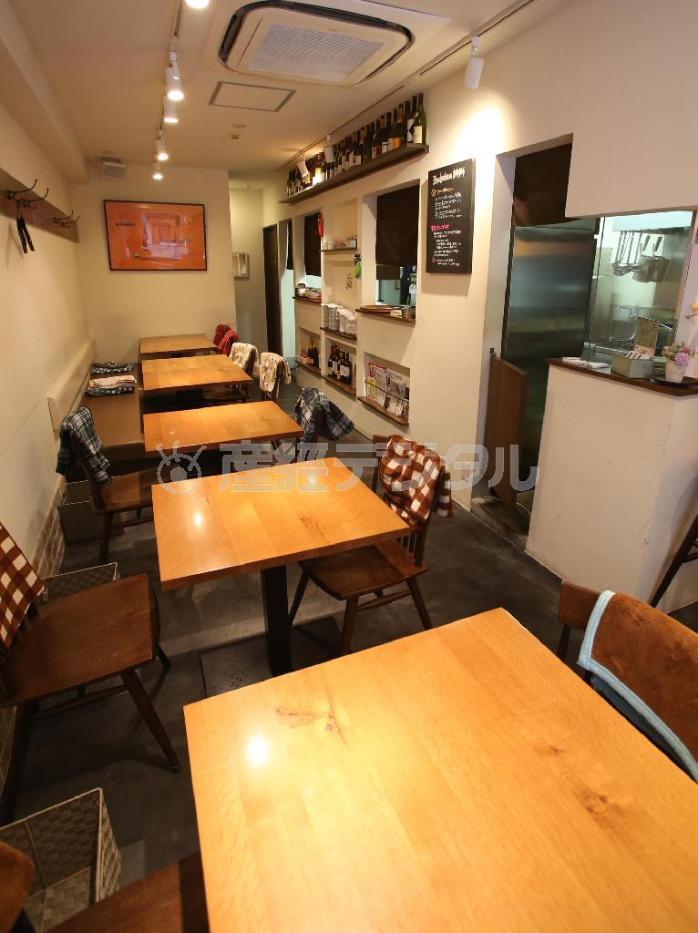 家庭的な雰囲気のブロシェットの店内。春の季節にはオープンテラスの席も用意される＝２０１４年１月９日、京都市中京区（恵守乾撮影）