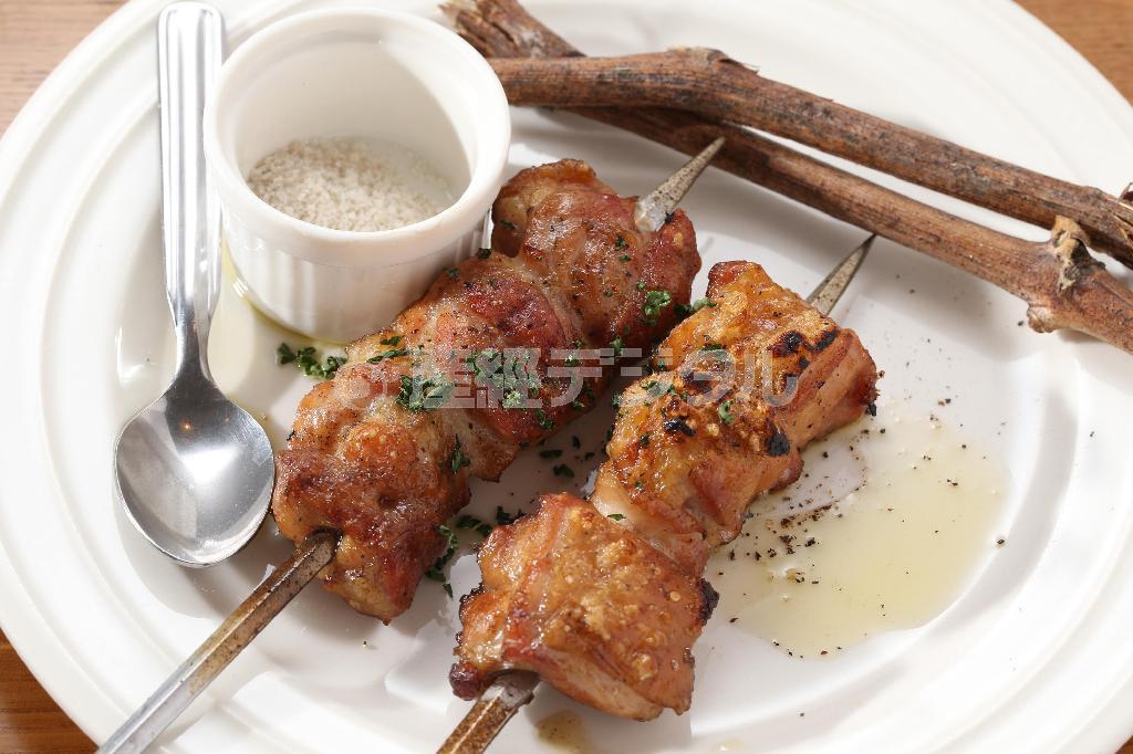 ブドウの枝でスモークした地鶏（６００円）は季節限定の隠れメニュー。ブドウの枝でスモークした香りを楽しんでもらいたいと、塩とオリーブオイルのみでいただく