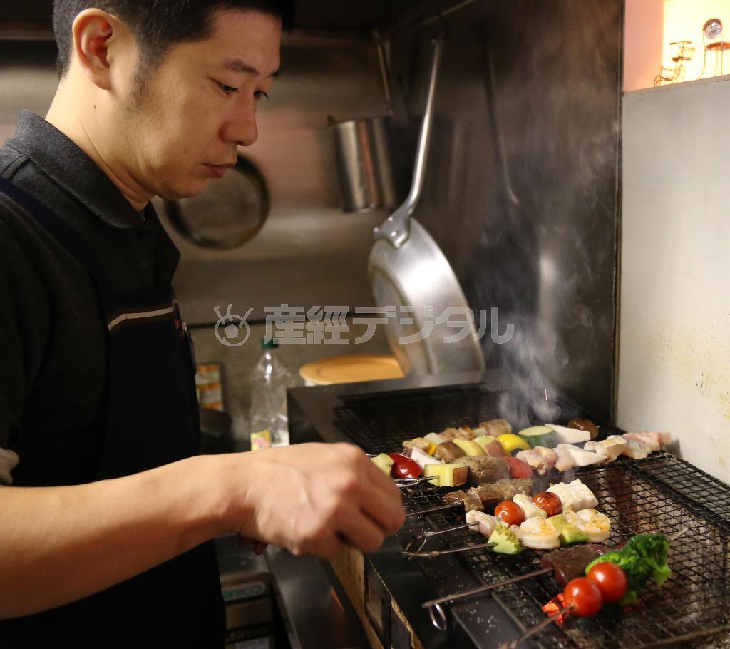 串を焼く西川鎌一さん。その日の天候で炭火の調子は微妙に変わるという＝２０１４年１月９日、京都市中京区（恵守乾撮影）