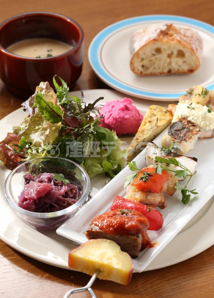 昼限定の「ジャンボブロシェットランチ」（９５０円）。１本の金串に錦雲豚やタルタルソースがついた海老、ハンバーグ、パプリカなど８種類が通されている。サラダにオムレツ、スープがついているので男性でもおなかいっぱいに