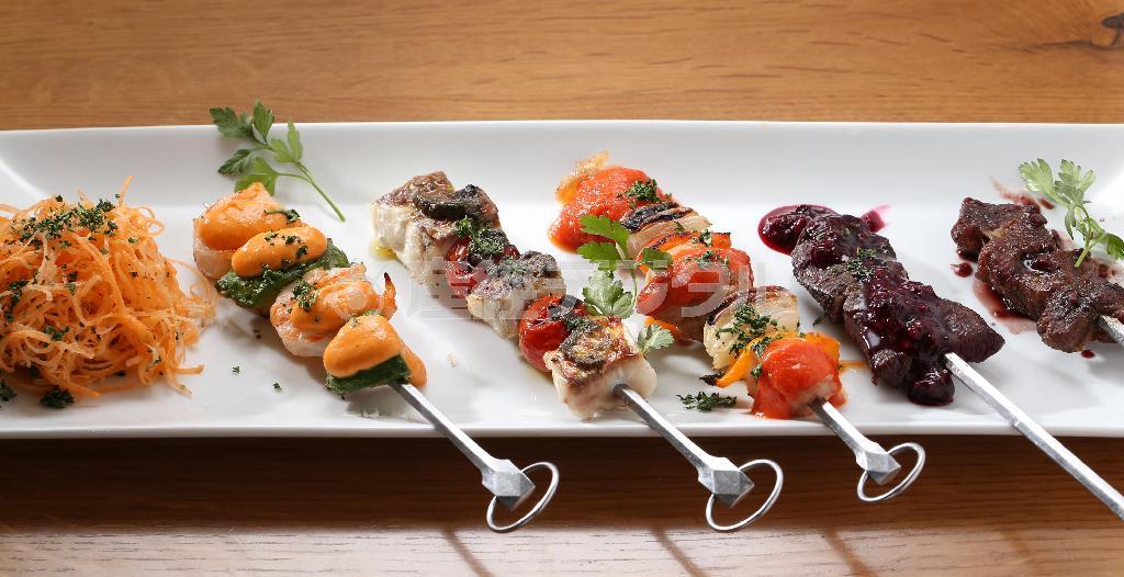 「ブロシェットおまかせ盛り合わせ五種」（１４８０円）。左からキャロットのラベ、エビとアボカドのロメスコソース、イトヨリのタプナード、丹波地鶏、エゾジカのベリーソース、イベリコ豚の赤ワインソース。冬の時期ならではのジビエの串もお目見えする