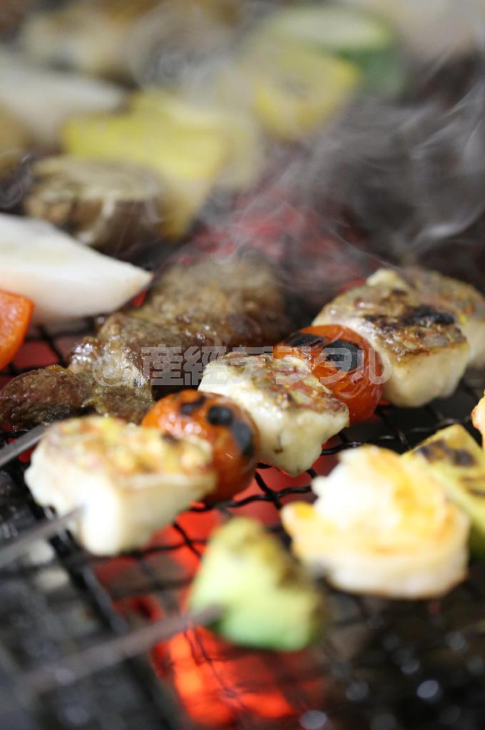 炭火でじっくりと焼き上げ、素材のうまみを存分に引き出す。余分な油も落とすのでヘルシー