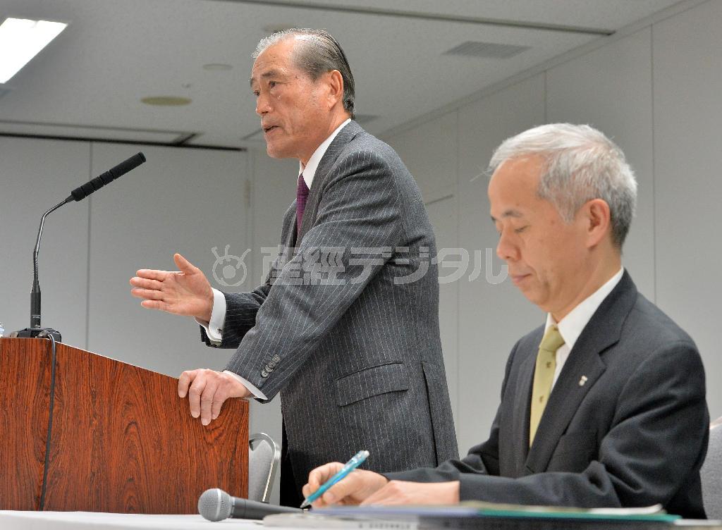 総合特別事業計画について会見する東京電力の会長に就く数土文夫氏（左）と広瀬直己社長＝２０１４年１月１５日、東京都千代田区の東京電力本社（三尾郁恵撮影）