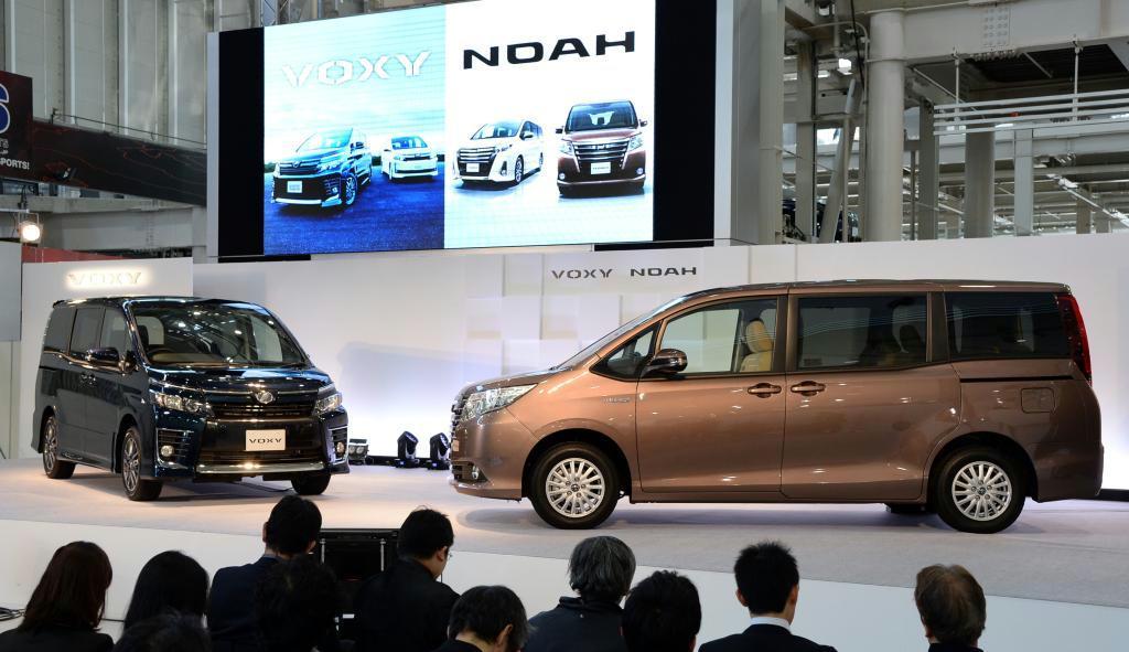 トヨタが新型「ヴォクシー」（左）と新型「ノア」を発表し、報道陣が詰めかけた＝２０日、東京都江東区