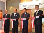 「オープンイノベーションハブ」の開設を祝う富士フイルムホールディングスの古森重隆会長（左から２人目）ら関係者＝２０日、東京都港区