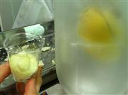 マイナス１９６度の液体窒素でレモンを凍らせる実演（右）。専用機械で丸ごと粉砕してパウダー状（左）にする