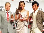 日本限定のバーボン「ジムビームプレミアム」を紹介する（右から）石田純一さんと道端アンジェリカさん、デーブ・スペクターさん＝２１日、東京都渋谷区（山沢義徳撮影）