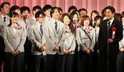 結団式に続いて行われた壮行会で、安倍晋三（しんぞう）首相（右端）に激励される葛西紀明主将（中央）、田畑真紀副将（左端）ら、ソチ冬季五輪日本選手団の選手たち＝２０１４年１月２０日、東京都港区のグランドプリンスホテル新高輪（小倉元司撮影）