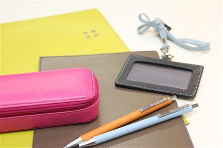 カラフルなレザーを使った伊東屋オリジナルブランド「カラーチャート」のアイテム（ペンケース８１９０円、革巻ボールペン２３１０円、ネームホルダー３４６５円、リサイクルレザーケース＿Ａ４・１８９０円＿Ａ５・１３６５円）