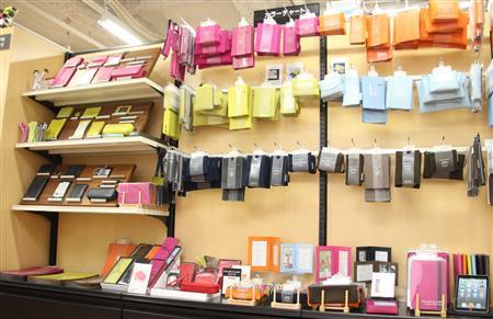 カラーチャートのコーナーには、さまざまな色のアイテムが並ぶ