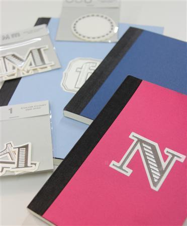 カラーチャートで展開する色を使ったノートのシリーズ。同じシリーズのアルファベットや数字のシールを貼れば、自分だけのノートが完成