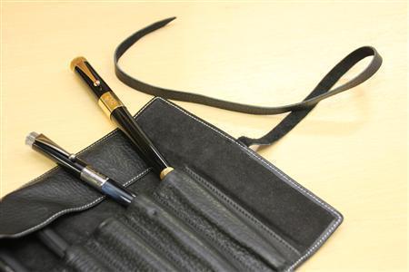 伊東屋オリジナルブランド「ロメオ」の「オイルキップロールペンケース」（１万３６５０円）。柔らかなレザーが大切なペンを守る。ペンは右から「ロメオ＿ＮＯ．３＿ボールペン万年筆＿太軸」（２万９４００円）、「ロメオ＿ＮＯ．３＿ボールペン＿細軸」（７３５０円）