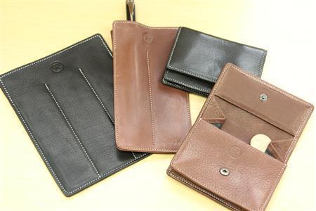ロメオの革小物、左から「オイルキップ万年筆ケース＿３本差し」（７５６０円）、「オイルキップ万年筆ケース＿２本差し」（５５６５円）、「オイルキップ小銭入れ」（７３５０円）
