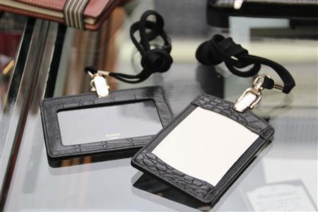 ロメオから、クロコダイル風の型押し加工をした牛革のシリーズも登場。ネームホルダーの裏側にはメモ用紙をはさむことができる（クロコ型押し＿ＩＤ＆ジョッターＨ＿ブラック、横、縦各６３００円）