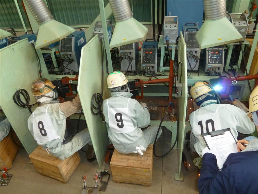 日立造船有明工場で開かれた溶接技能コンクール。若手とベテランが火花を散らす＝１月１０日、熊本県長洲町（同社提供）