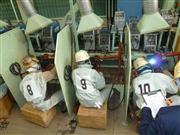 日立造船有明工場で開かれた溶接技能コンクール。若手とベテランが火花を散らす＝１月１０日、熊本県長洲町（同社提供）