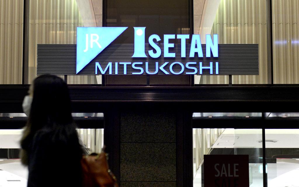 売り場面積を大幅に縮小することが決まったJR大阪三越伊勢丹＝２１日午後、大阪市北区（甘利慈撮影）