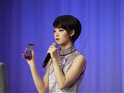 ａｕの春モデル発表会でスマートフォン（高機能携帯電話）新商品を手にするＣＭキュラクターの剛力彩芽さん＝２２日、東京都渋谷区