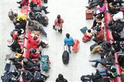 帰省のため、安徽省の合肥駅で列車を待つ乗客たち。（中国新聞社）