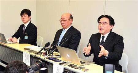 通期業績予想と配当予想の修正について会見する任天堂の岩田聡社長（右）＝１７日午後、大阪市中央区