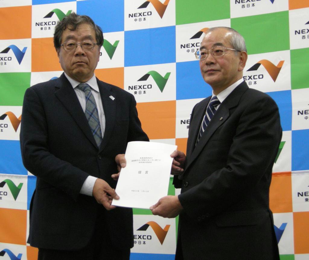 大規模修繕計画の提言書が、長期保全等検討委員会の藤野陽三委員長（左）から東日本高速道路の廣瀬博社長に手渡された＝２２日、東京・秋葉原