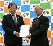 大規模修繕計画の提言書が、長期保全等検討委員会の藤野陽三委員長（左）から東日本高速道路の廣瀬博社長に手渡された＝２２日、東京・秋葉原