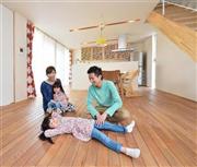 ハイブリッド給湯・暖房システム「ＥＣＯ＿ＯＮＥ（エコワン）」による床暖で、寒い冬も快適な生活を送る塩澤邸（リンナイ社提供）