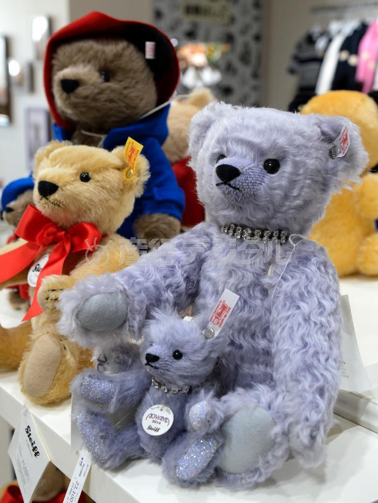 青山限定のテディベア。耳の白タグは限定品の証しだ。右は「テディベア＿青山」（３万３０００円）、手前は「キーリング＿テディベア青山」（２万２０００円）。イエロータグは「クラシックテディベア＿１９０９ブロンド＿２５ｃｍ」（２万３０００円）