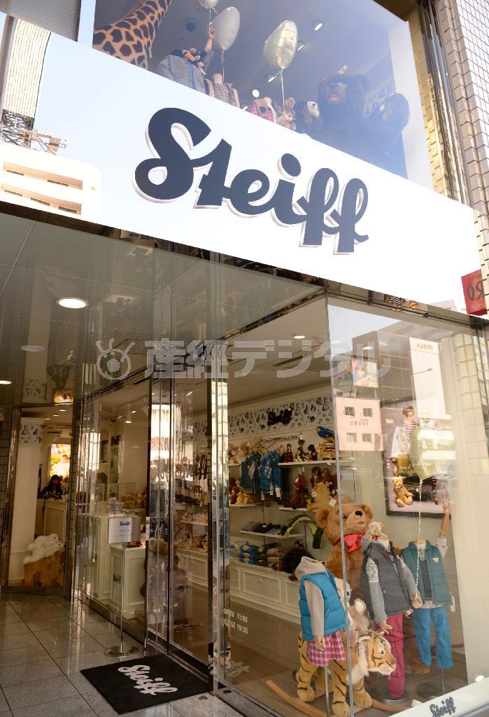 ショーウインドーには動物のぬいぐるみや子供服がいっぱいだ＝２０１４年１月１７日、東京都港区南青山（大山実撮影）