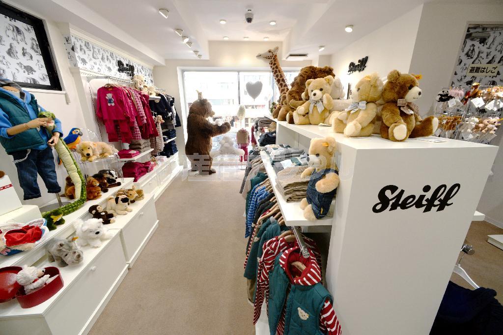 広々とした２階フロア。愛らしい動物のぬいぐるみたちと子供服でいっぱいだ