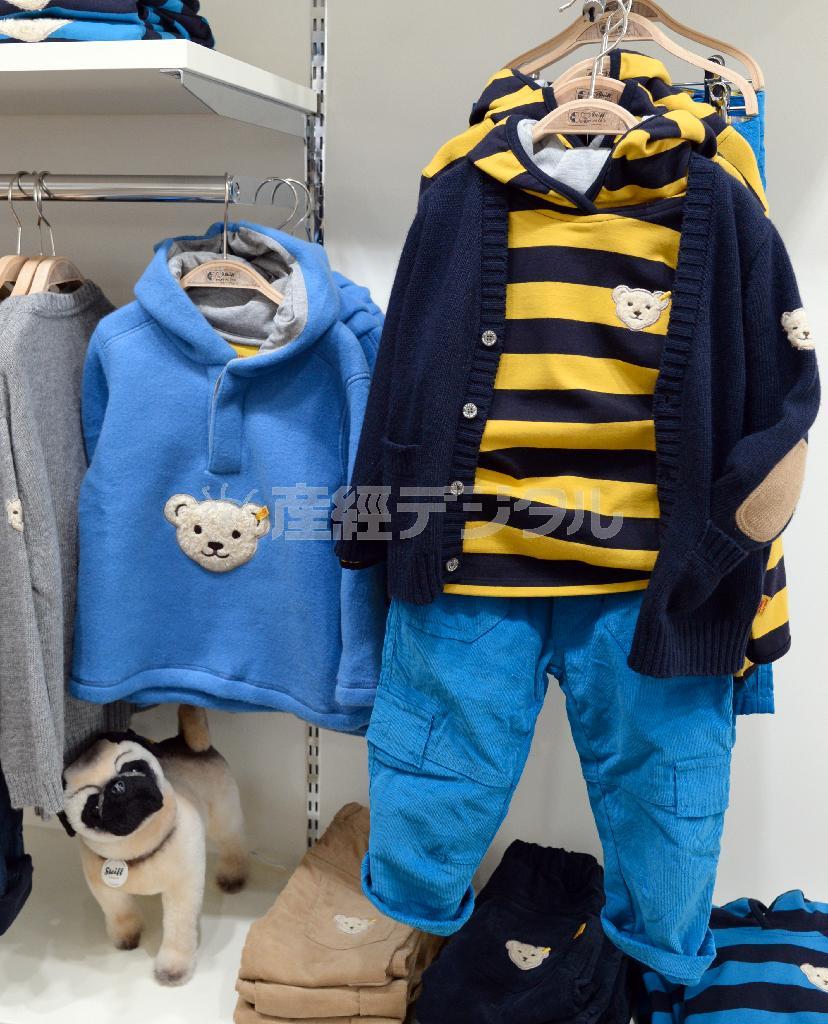 右は「ネイビーカーディガン」（１万１０００円）、「ボーダープルオーバー」（７２００円）、「ブルーパンツ」（９０００円）。左は「ブルー＿フリースプルオーバー」（７２００円）