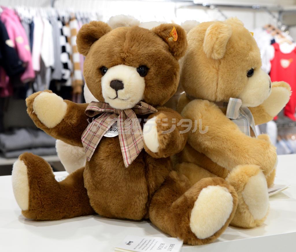 ソフトタイプのふわふわテディベア。アクリル素材の柔らかいタイプでも手足の動くものがある。正面は「ペッツィー＿キャラメル＿３５ｃｍ」、右は「ペッツィー＿ブロンド＿３５ｃｍ」（いずれも１万５０００円）