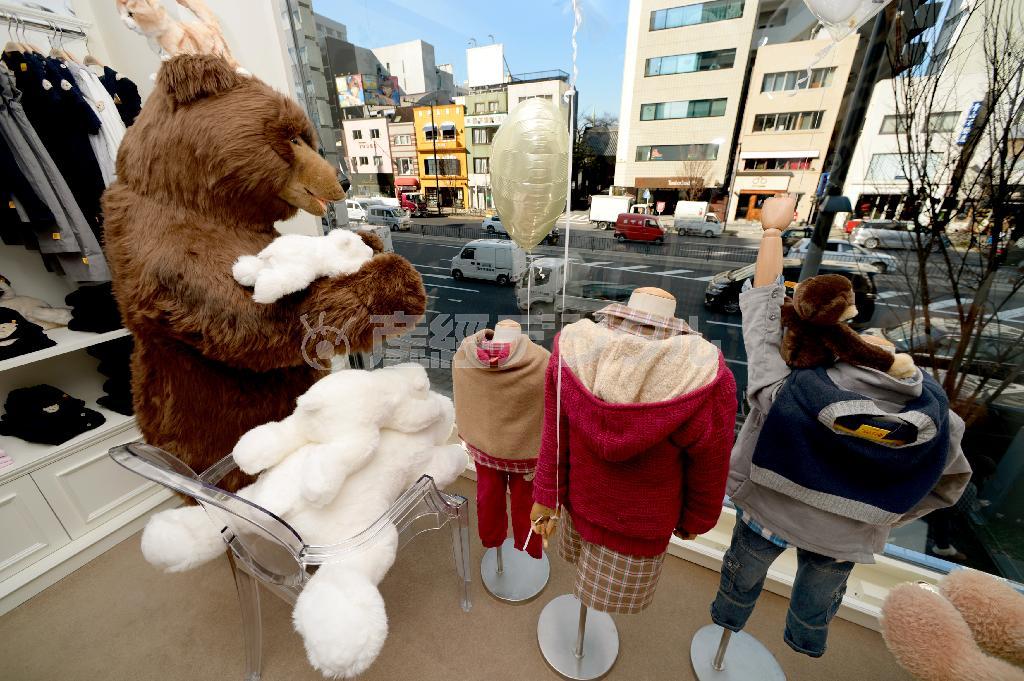青山通りをはさんだ向かい側の歩道からもぬいぐるみたちの姿がよく見える。シュタイフ青山はちょっとした名所だ＝２０１４年１月１７日、東京都港区南青山（大山実撮影）