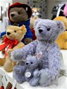 青山限定のテディベア。耳の白タグは限定品の証しだ。右は「テディベア＿青山」（３万３０００円）、手前は「キーリング＿テディベア青山」（２万２０００円）。イエロータグは「クラシックテディベア＿１９０９ブロンド＿２５ｃｍ」（２万３０００円）