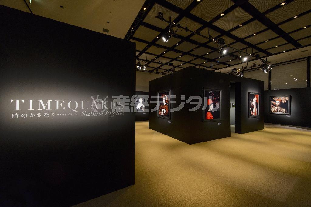 架空の美術館やヨーロッパにある古城の広間を思わせる黒が印象的な空間で、過去と現在の時間が交錯し、人間のさまざまな記憶が呼び覚まされていく（提供写真）