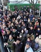 東京・渋谷駅前で候補者の演説を聞く支持者ら＝２３日午前、東京・渋谷（桐原正道撮影）