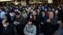 新宿駅前には演説を聞こうと大勢の人が集まった＝23日午前、東京都新宿区（撮影・大橋純人）