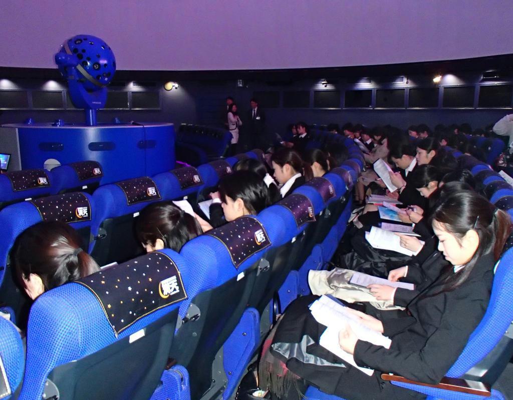 コニカミノルタがプラネタリウムで開催した理系女子学生向けの会社説明会＝２３日、東京都豊島区