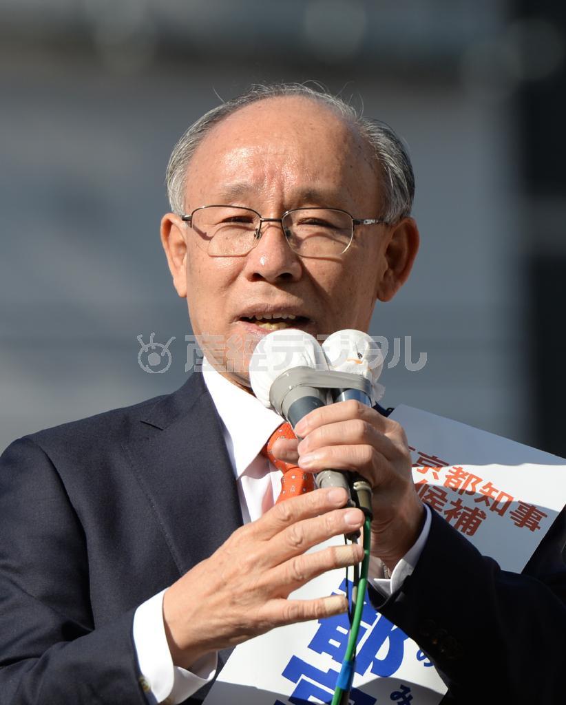 都知事選告示後の第一声街頭演説をする宇都宮健児氏＝２０１４年１月２３日午前、東京都新宿区・ＪＲ新宿駅東口前（大山実撮影）