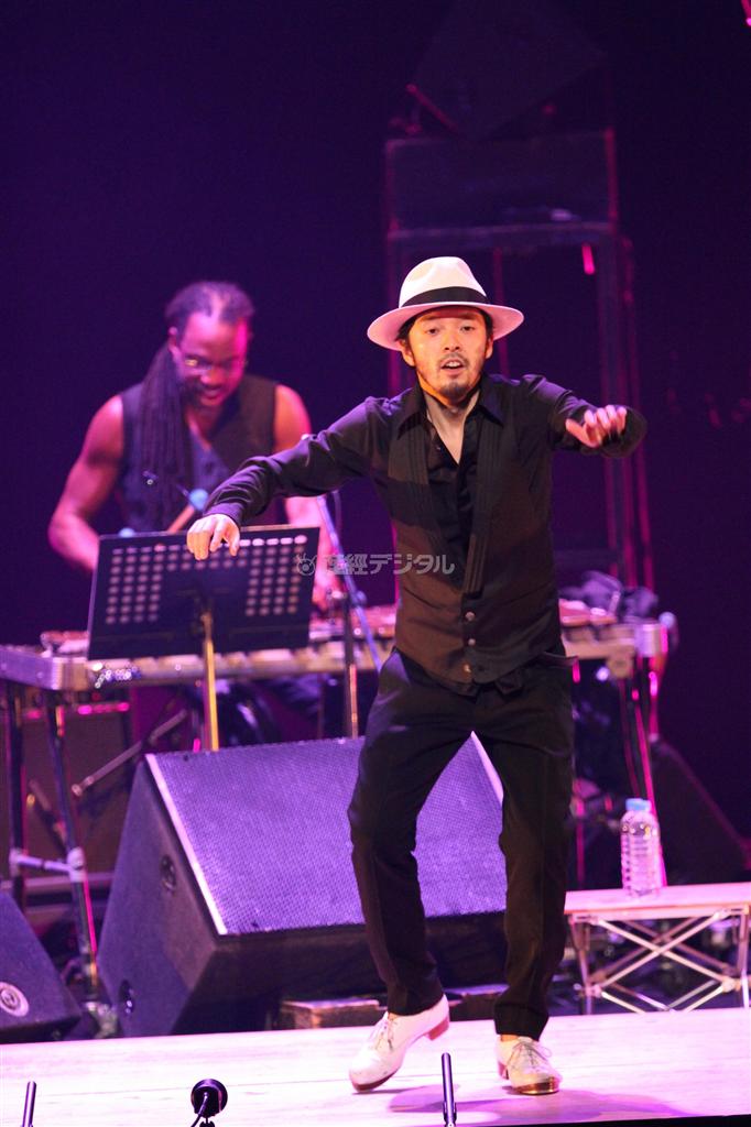 世界的タップダンサー、熊谷和徳さんの凱旋公演では、タップの音だけから始まりどんどん楽器を重ねていって音楽が完成するというパフォーマンスが披露された＝２０１４年１月１８日、東京・渋谷のＢｕｎｋａｍｕｒａオーチャードホール（田中幸美撮影）