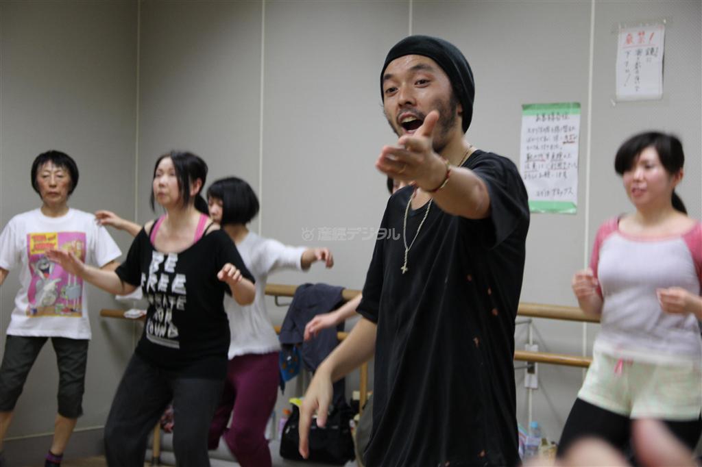 後進の指導にも力を入れる熊谷和徳さん。世界的タップダンサーに直接指導を受けられるとあって初心者を含め２０人以上が集まった＝２０１３年１２月２２日、東京都新宿区（田中幸美撮影）