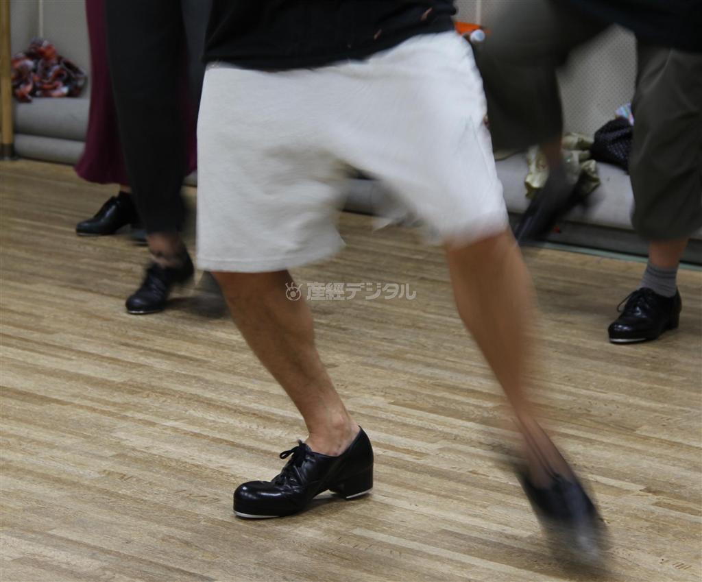 熊谷和徳さんのタップは、まるで打楽器のようにシューズで床をたたきつけ音楽を生み出す＝２０１４年１２月２２日、東京都新宿区（田中幸美撮影）