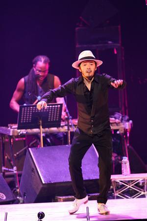 世界的タップダンサー、熊谷和徳さんの凱旋公演では、タップの音だけから始まりどんどん楽器を重ねていって音楽が完成するというパフォーマンスが披露された＝２０１４年１月１８日、東京・渋谷のＢｕｎｋａｍｕｒａオーチャードホール（田中幸美撮影）