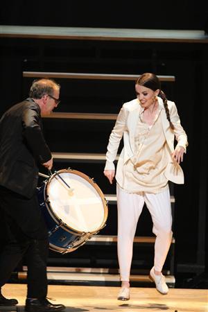 公演にゲスト出演したミシェル・ドーランスさん（右）はＮＹをベースに活躍する。ＮＹで最も人気のあるタップダンサーの一人だ＝２０１４年１月１８日、東京・渋谷のＢｕｎｋａｍｕｒａオーチャードホール（田中幸美撮影）